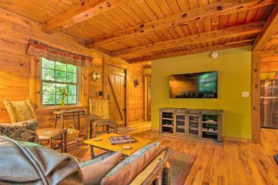 Дом отдыха Log Cabin in the Woods with Deck, Game Room, Hot Tub