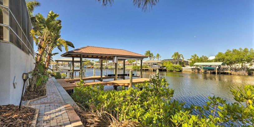 Holiday home Elegant Waterfront Oasis Heated Pool, Spa and Dock!