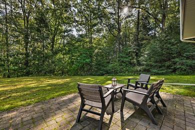 Holiday home Serene Hideout with Private Hot Tub in Pocono Mtns!