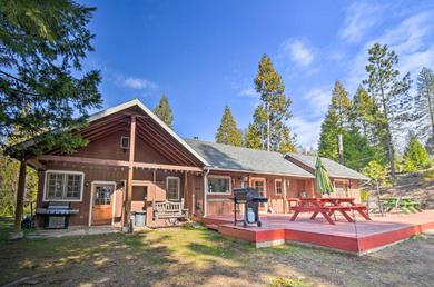 Дом отдыха Authentic North Fork Cabin with Dock and Private Deck!