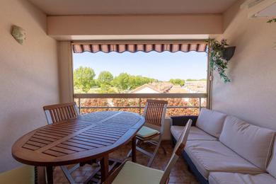 BRIGHT 60 m with BALCONY at 350 m from the BEACH