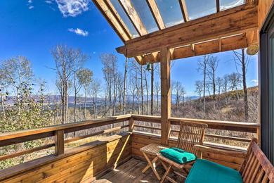 Дом отдыха Modern Cabin with Balcony Views and Fireplace!