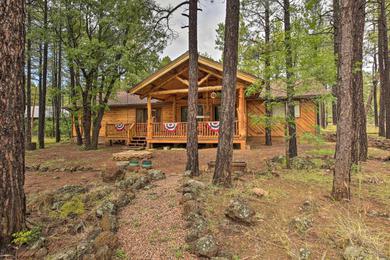 Holiday home Lush Pinetop Retreat with Wooded Views and Deck!