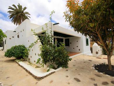 Villa Detached villa with communal swimming pool, located in the north of Lanzarote