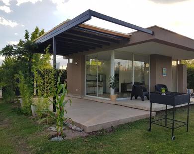 Апартаменты Casa en Vistalba para dos personas con yacuzzi de temporada en la terraza
