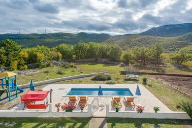 Apartments Holiday Home surrounded by nature near Omiš