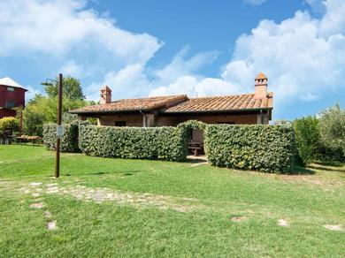 Holiday home Comfy Farmhouse in Castiglione del Lago with Pool