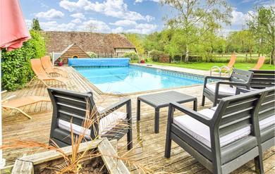 Amazing Home In Vieux-pont-en-auge With Wifi, 6 Bedrooms And Heated Swimming Pool