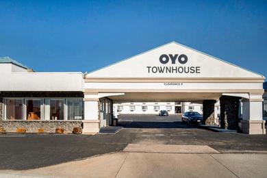 Отель OYO Townhouse Dodge City KS