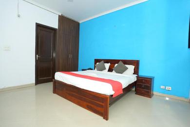 Hotel Roomshala 066 Red Stone - Paschim Vihar