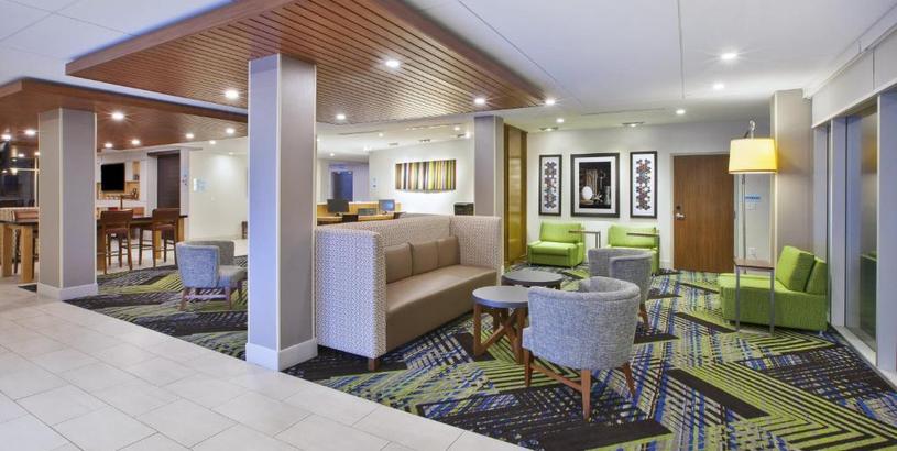 Отель Holiday Inn Express & Suites Grand Rapids Airport North, an IHG Hotel