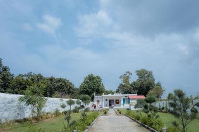 Holiday home Party house near Sultanpur National Park with Pool