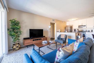 Hotel Lovely 1BR in Moorpark Parking