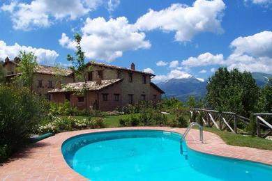 Hotel Casale con vista sui Monti Sibillini e piscina