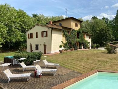 Вилла Tasteful villa in Firenze Incisa Reggello with bubble bath