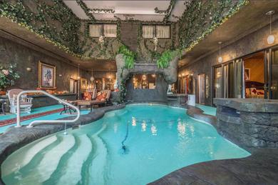 Дом отдыха Luxurious 4 BR Pool House with Heated Indoor Pool