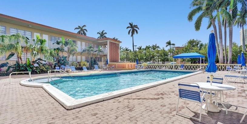 Apartments Gorgeous spot in Hallandale Beach with pool!!