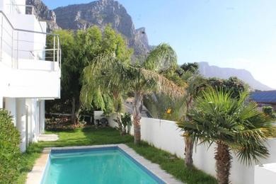 Шале Cozy Camps Bay House with mountain and sea view