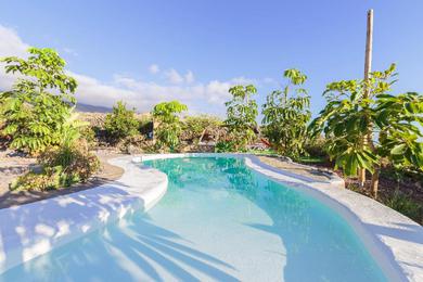 Holiday home Casa Lily, Ocean view chalet in subtropical garden with shared heated pool and lounge area