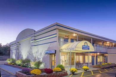 Отель Days Inn & Suites by Wyndham Dayton North