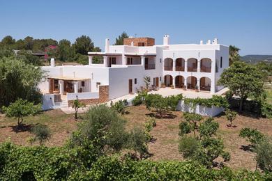 Villa Private Family Size Villa in Nature with Tennis, Basketball and Football Courts for Holidays and Retreats