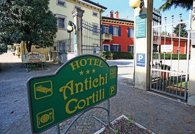 Отель Hotel Antichi Cortili
