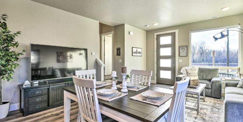 Дом отдыха Modern Troutdale Townhome 15 Miles to Portland!