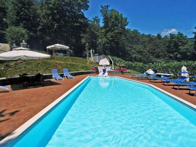 Вилла Exclusive villa in the countryside of Pistoia with private pool and jacuzzi