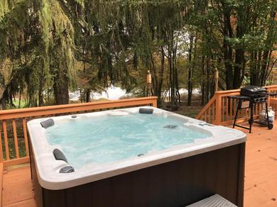  Gorgeous 5BDR Lakehouse With out door Jacuzzi