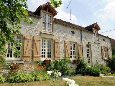 Romantic g te in quiet village for Champagne lovers
