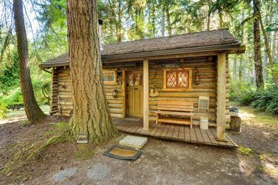 Hotel Whidbey Island Cabin with Deck and Gas Grill!