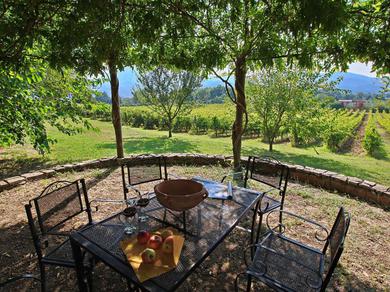 Дом отдыха Attractive apartment in a traditional farmhouse on the estate near Perugia