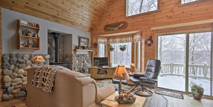 Дом отдыха Cozy Cabin on 10 Acres, Walk to Chippewa River!