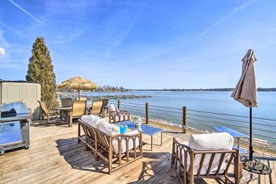 Holiday home Lakefront Home with Rooftop Deck, Grill, Games!