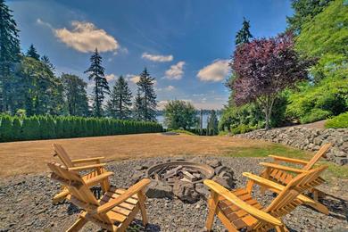 Дом отдыха Spacious Lake Stevens Home with Fire Pit, Patio